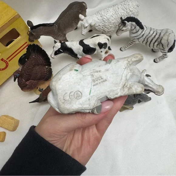 Melissa & Doug Tractor & Animals - Picture 4 of 10